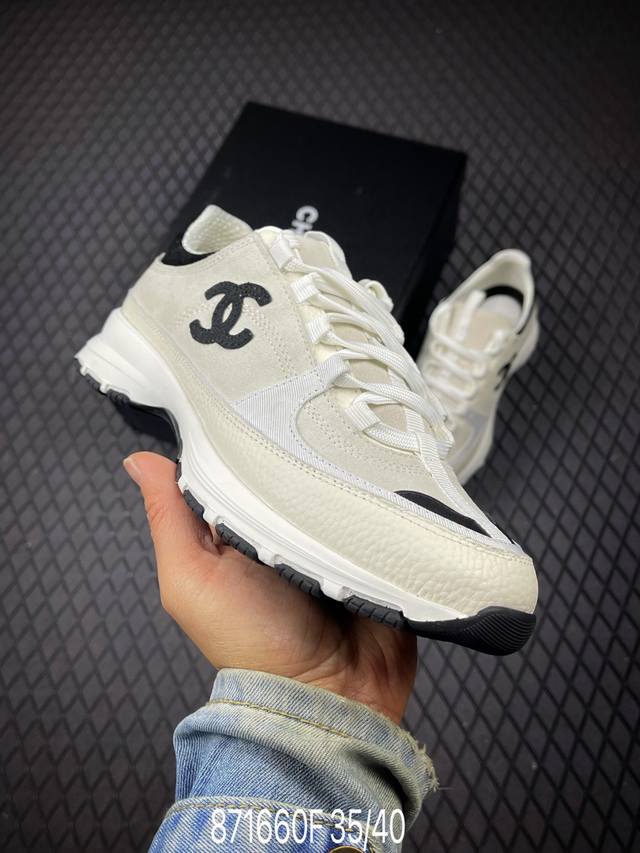 FChanel 香奈儿 26Ss 低帮休闲鞋 小红书各大平台爆款 这款经典设计 鞋面多种工艺电绣的风格 大底却时尚运动 混搭非常好看百搭，休闲，时尚，运动，户外