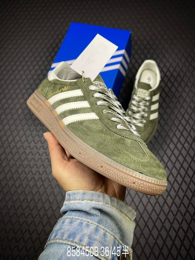 B 公司级Adidas Handball Spezial 阿迪达斯经典款 复古休闲板鞋 全鞋采用反毛皮制作 牛筋耐磨大底 承载青春情怀的板鞋 经典三条杠装饰鞋侧