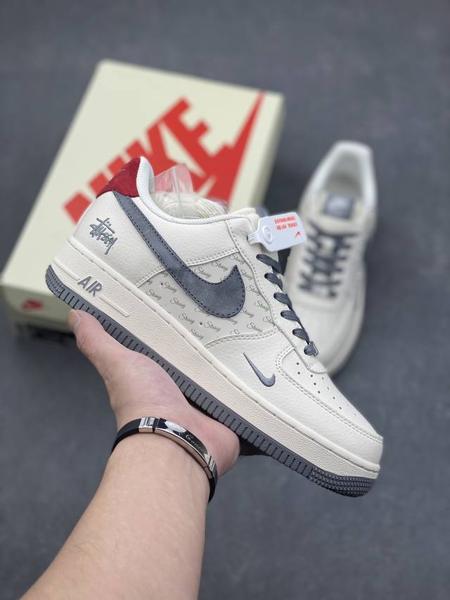 海外限量发售！公司级Nike Air Force 1 '07 Low “斯图西联名-英文米灰红-”空军一号 低帮 运动鞋 休闲鞋 折边针车 工艺难度大 原楦头原