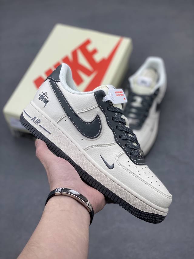 海外限量发售！公司级Nike Air Force 1 '07 Low “斯图西联名--米灰云母”空军一号 低帮 运动鞋 休闲鞋 折边针车 工艺难度大 原楦头原纸