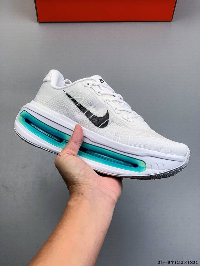 公司级！Nike Vomero premium 耐克顶级迈柔 路跑鞋，通过超强缓震与舒适度的全面提升令跑步更加轻松，缓解冲击压力，加快恢复节奏。 Nike Vo