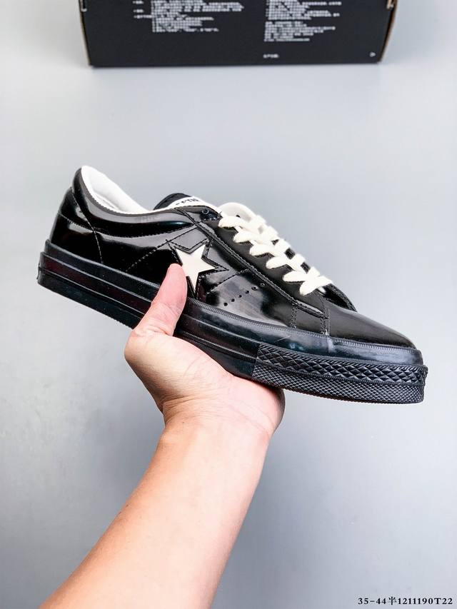 匡威 Converse One Star 1970S 杰克一星低帮 经典 One Star 款式 自然优雅搭配标志性的One Star Logo，凸显充满现代感