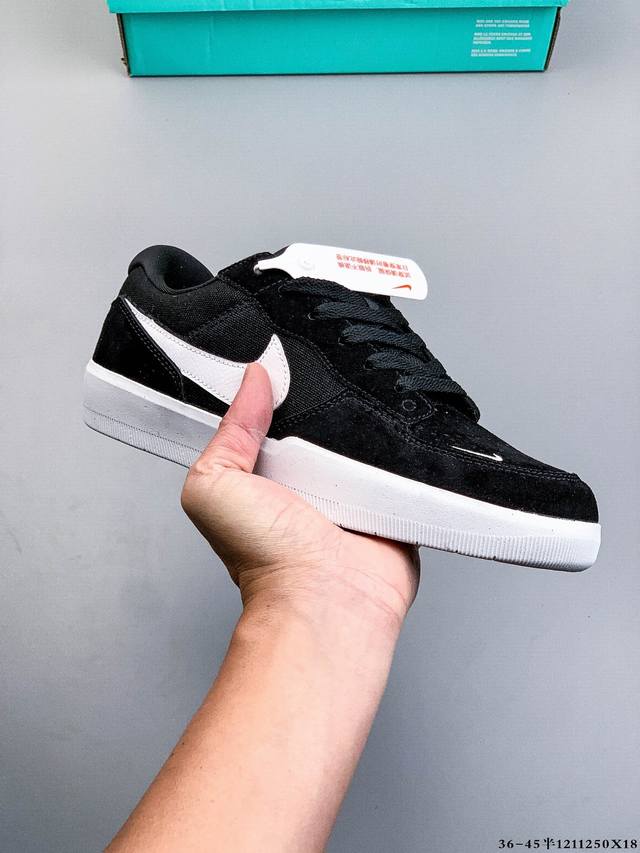 耐克Nike Sb Force 58是一款将前沿创新带入街头的单品，它具有硫化杯底，具有出色的耐用性和灵活性。使用帆布和绒面革，在饰面上放置通风口，它自始至终都