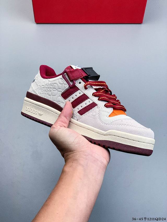 阿迪达斯 Adidas Originals Forum 84 Low Adv 低帮百搭潮流休闲运动板鞋。以复古篮球鞋的外形为基础，采用皮革拼接，简约百搭，更加贴