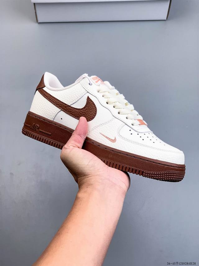 原楦数据纸版，采用硬质优质皮革鞋面材质，内置全掌Air Sole气垫。耐克 Nike Air Force 1 Low 空军一号低帮百搭休闲运动板鞋 121028