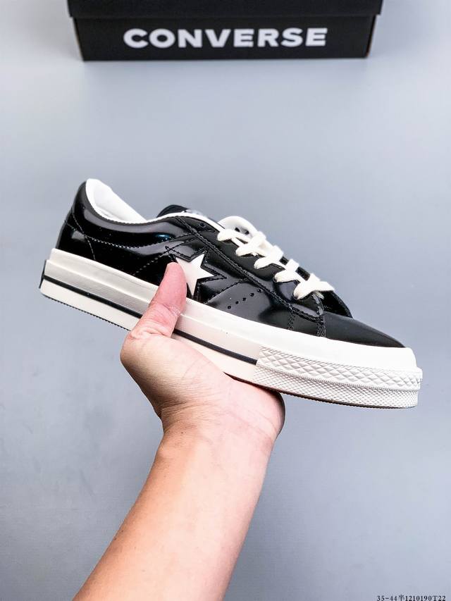 匡威 Converse One Star 1970S 杰克一星低帮 经典 One Star 款式 自然优雅搭配标志性的One Star Logo，凸显充满现代感