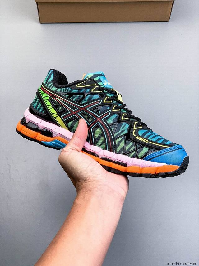 2025 开年不久，持续打造 爆款 的 Asics亚瑟士再度深挖自己的历史档案库，宣布旗下经典之作 Gel-Kayano 20 首次重磅回归。 作为 2010