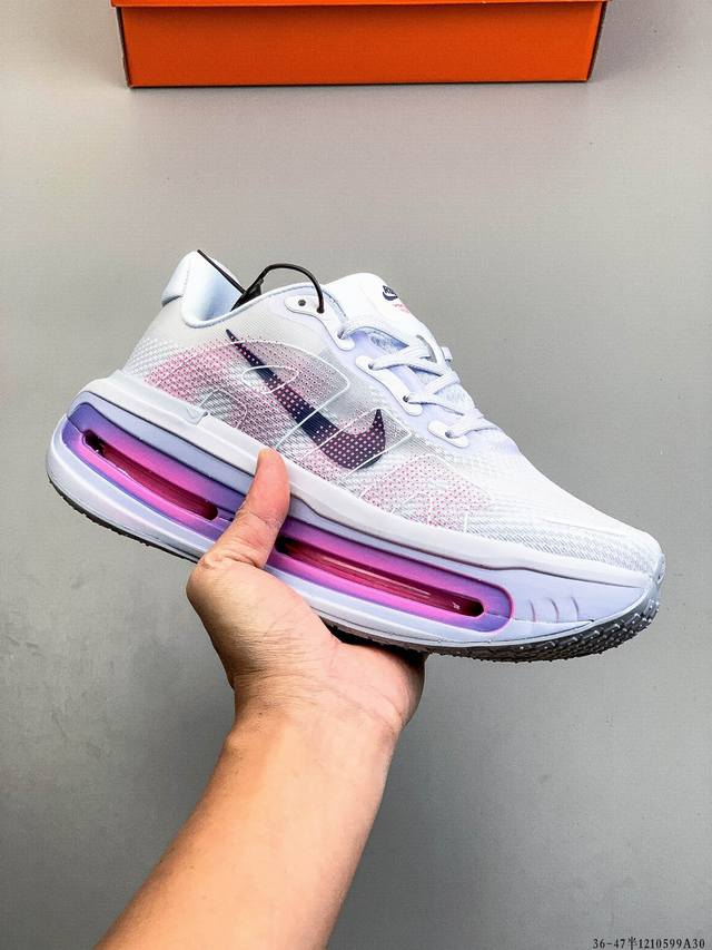 公司级！Nike Vomero premium 耐克顶级迈柔 路跑鞋，通过超强缓震与舒适度的全面提升令跑步更加轻松，缓解冲击压力，加快恢复节奏。 Nike Vo