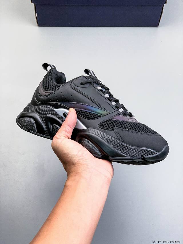 Dior迪奥 B22 牛皮 科技网布运动休闲鞋 B22运动鞋以复古视角重新诠释“厚实 廓形。凭借其独创的运动美学，它结合了不同的材料和纹理，例如光滑的小牛皮和黑