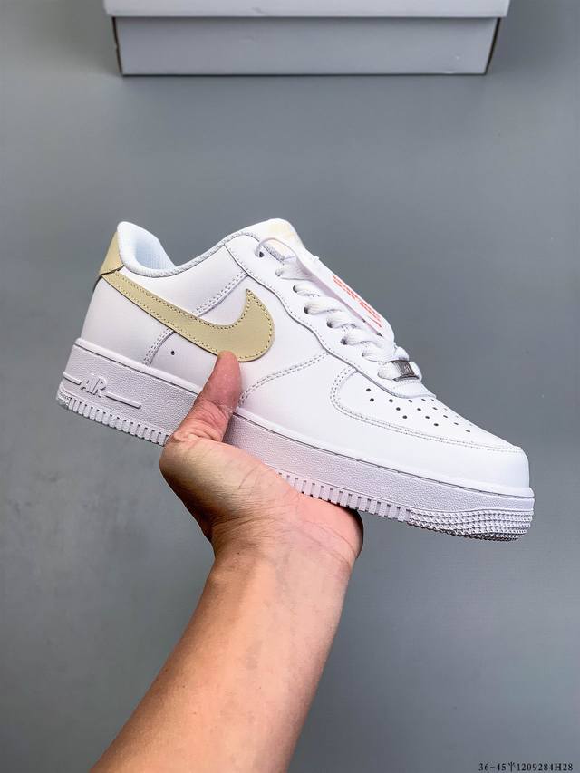 原楦数据纸版，采用硬质优质皮革鞋面材质，内置全掌Air Sole气垫。耐克 Nike Air Force 1 Low 空军一号低帮百搭休闲运动板鞋 120928