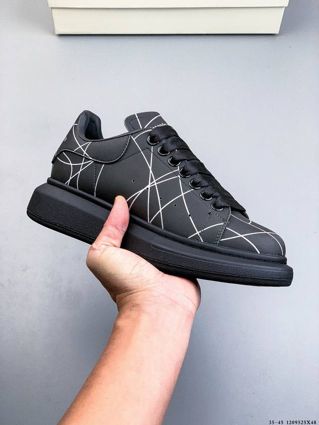 Alexander Mcqueen 麦昆 经典款 想不出有任何理由不收它！面料采用进口丝绸亚光原版牛皮 最新材料 水染羊皮内里，牛皮垫脚 原版大底 回弹度极佳