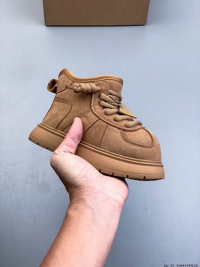 Ugg 秋冬保暖舒适时尚平底休闲小童鞋 独立原版开发大底羊绒鞋垫冬季保暖外出家居都是很适合的选择 1209250X20