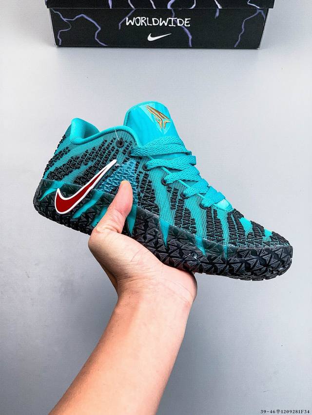 Nike 莫兰特三代 Zoom Ja 3 Ep 低帮休闲运动篮球鞋！ Ja 3 的设计旨在展现莫兰特大胆且充满活力的设计风格，将其亲力亲为的创意融入鞋型设计中，