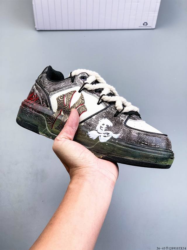 公司级[定制球鞋] Mlb纽约洋基队 潮流密码街头涂鸦喷绘手绘学院耐磨增高风低邦板鞋男女同款 该定制鞋选用原鞋为Mlb纽约洋基队厚底耐磨增高低帮板鞋，以涂鸦为灵