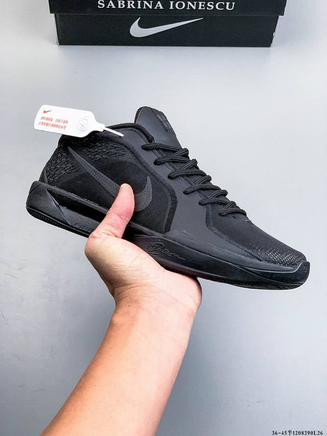 Nike Sabrina 2’Colour Vision‘ Ep 耐克 低帮 篮球鞋 外观时尚：鞋身设计与科比5代相似，带有珠光炫彩效果的钩子，精致美观，紫黑配