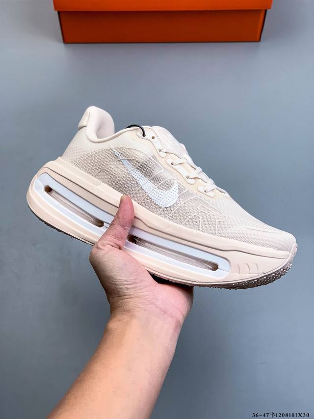 公司级！Nike Vomero premium 耐克顶级迈柔 路跑鞋，通过超强缓震与舒适度的全面提升令跑步更加轻松，缓解冲击压力，加快恢复节奏。 Nike Vo