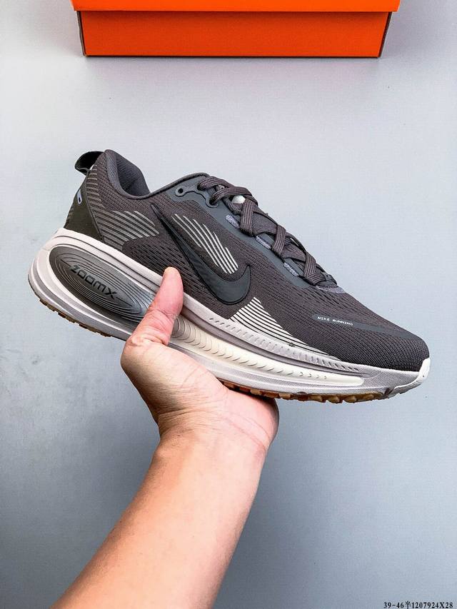 公司级！Nike Air Zoom Vomero 18 缓震透气休闲慢跑鞋 新版Vomero结合全新Zoomx和Reactx泡绵 提供双重缓震效果 铸就非凡迈步