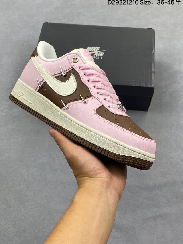 耐克 Nike Air Force 1 '07 Low 空军一号含气垫 低帮百搭厚底增高休闲运动板鞋。柔软、弹性十足的缓震性能和出色的中底设计，横跨复古与现代的