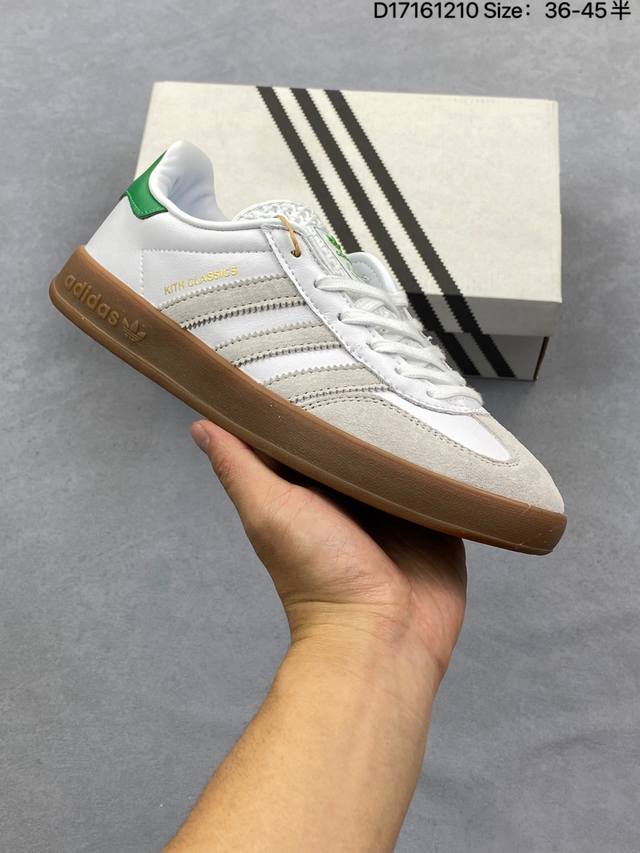 Adidas 阿迪达斯 ，男女鞋真标半码制，升级原楦原纸版数据开发，采用翻毛皮组合牛津布鞋面材质，内环保可再生海玻璃鞋垫，外置Rb耐磨防滑橡胶大底将复古进行到底