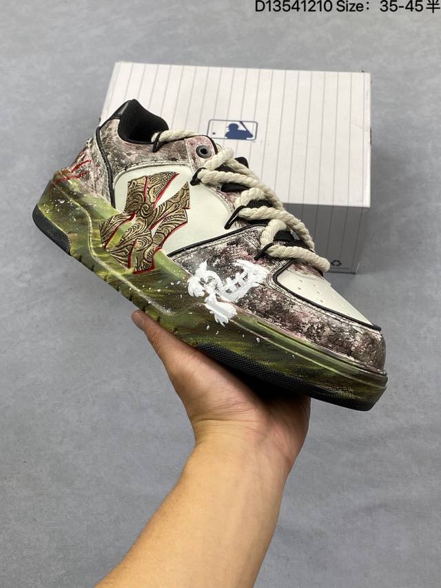 公司级球鞋定制 Nike Initiator复古 防滑低帮男子休闲跑步鞋 鞋身线条流畅，搭配厚底设计，视觉上拉长了腿部比例。鞋面采用透气材质，适合春季多变的天气