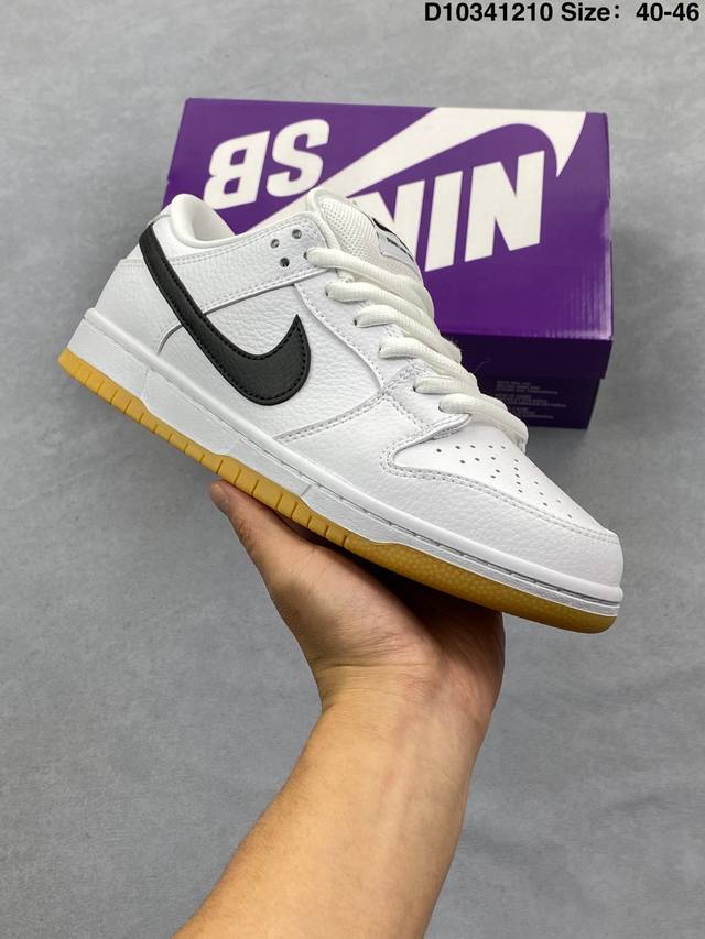 耐克Nike Sb Zoom Dunk Low 板鞋 系列经典百搭休闲运动板鞋加厚鞋舌的填充，使舒适性大大提升，同时也更方便穿脱中底部分则加入了脚感柔软舒适Zo