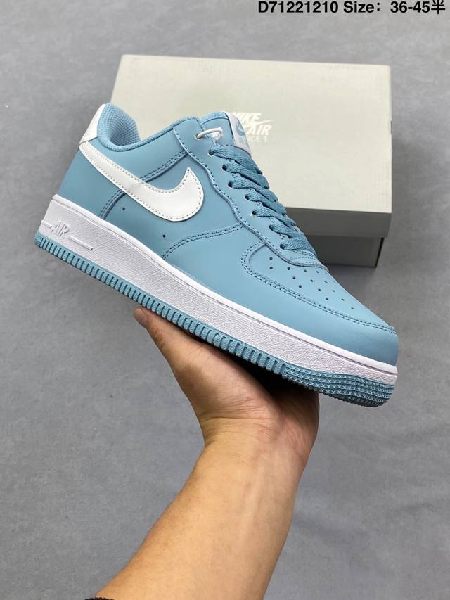 真标耐克Nike Air Force 1“07空军一号低帮百搭休闲运动板鞋。柔软、弹性十足的缓震性能和出色的中底设计，横跨复古与现代的外型结合，造就出风靡全球三