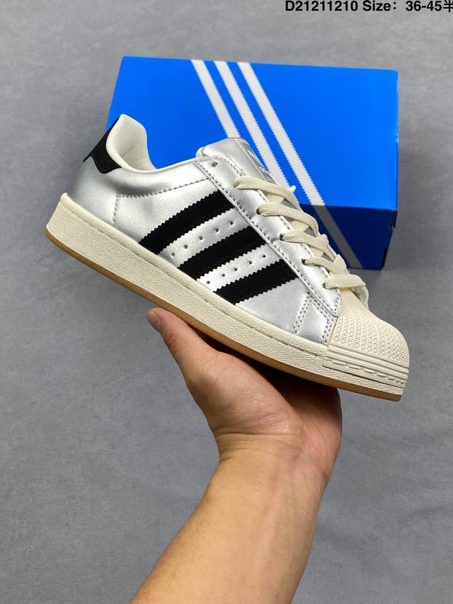 阿迪达斯 Adidas Superstar 2025年新款鞋子 经典贝壳头系列 新款休闲板鞋潮流男女士运动鞋 。鞋面皮革拼接材质 标志性的贝壳鞋头，简约的线条。
