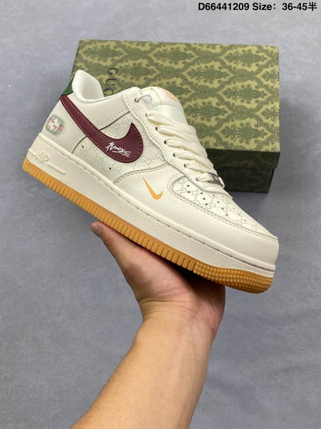 Nike Air Force 1 Low × Kaws联名款，直接把潮玩基因焊在鞋上了！ 纯白鞋身打底，撞色Kaws标志性“Xx眼”Logo+彩色字母标识，甜酷