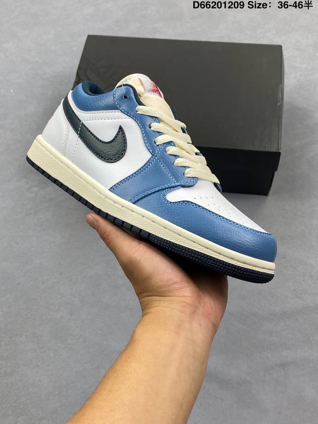 Air Jordan 1 Low Motion 低帮 红蓝鸳鸯勾 Aj1 乔丹1代 Aj1 乔1 低邦 海军蓝鸳鸯勾 乔丹篮球鞋系列 鞋身整体以白色皮革打造，搭