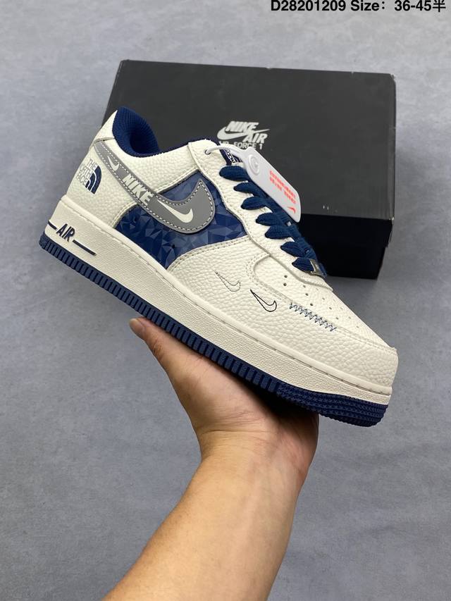真标耐克Nike Air Force 1’07空军一号低帮百搭休闲运动板鞋。柔软、弹性十足的缓震性能和出色的中底设计，横跨复古与现代的外型结合，造就出风靡全球三