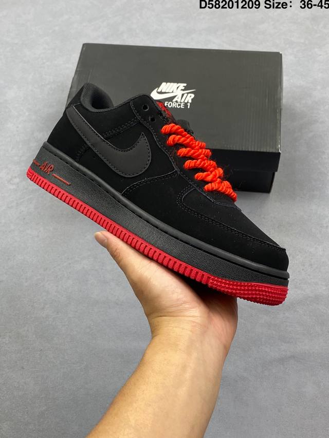 真标耐克Nike Air Force 1’07空军一号低帮百搭休闲运动板鞋。柔软、弹性十足的缓震性能和出色的中底设计，横跨复古与现代的外型结合，造就出风靡全球三