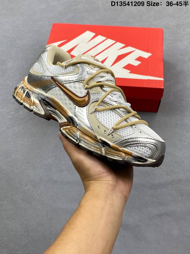 公司级球鞋定制 Nike Initiator复古 防滑低帮男子休闲跑步鞋 鞋身线条流畅，搭配厚底设计，视觉上拉长了腿部比例。鞋面采用透气材质，适合春季多变的天气