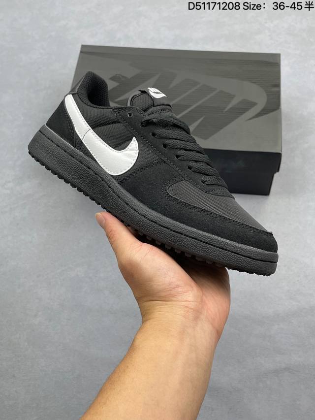 耐克烽火Nike Field General 82 Sp 低帮复古篮球鞋 这款专为烤架战士设计的运动鞋采用 1982 年经典的配色，采用皮革和弹道尼龙鞋面结构，