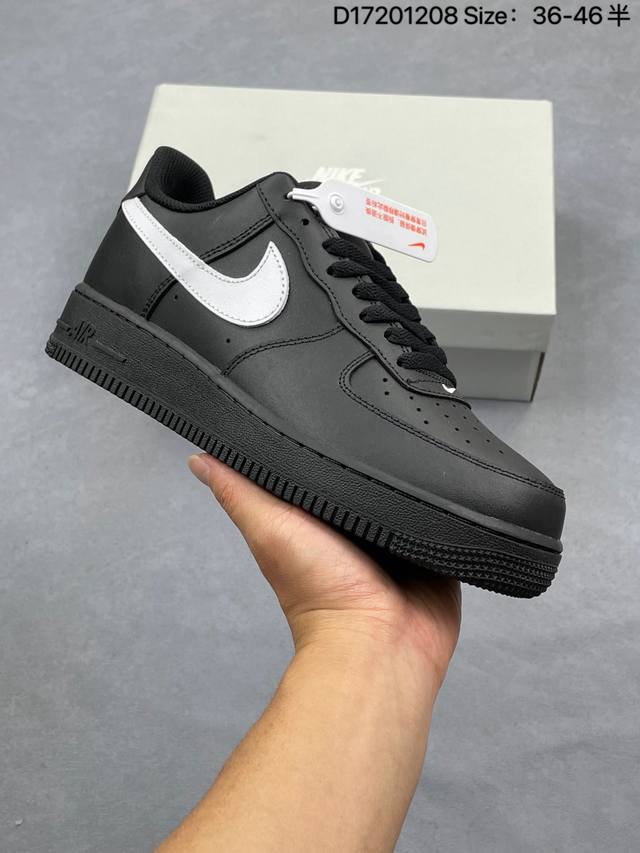 真标耐克Nike Air Force 1’07空军一号低帮百搭休闲运动板鞋。柔软、弹性十足的缓震性能和出色的中底设计，横跨复古与现代的外型结合，造就出风靡全球三