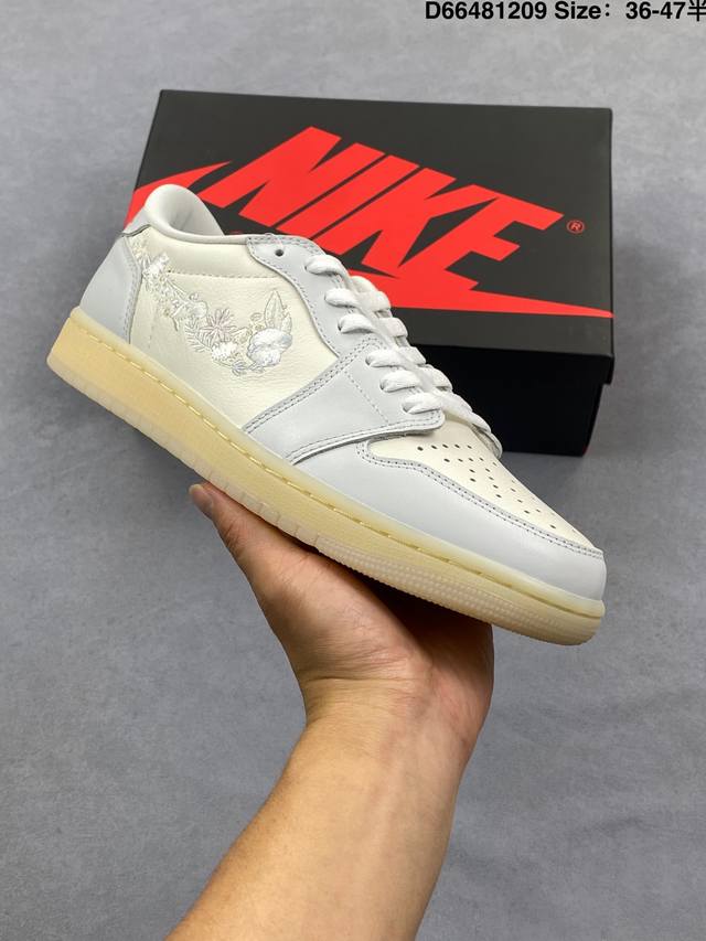 Air Jordan 1 Low Aj1 原装版本低帮球鞋一直是占领街头的宠儿。眼前两款 Air Jordan 1 Low 新品，不仅拥有黑脚趾的熟悉轮廓，简洁