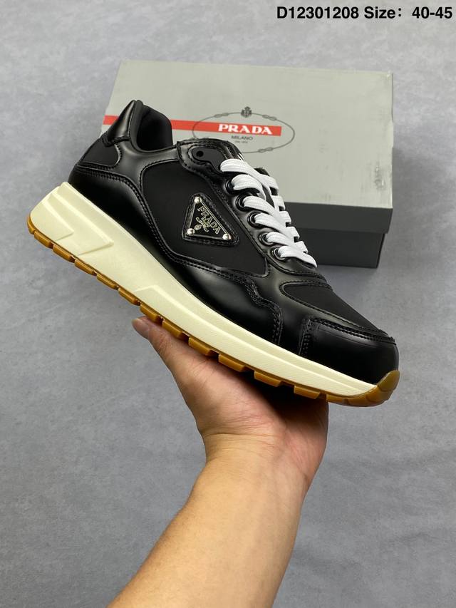 prada America‘S Cup 普拉达 运动鞋经过重新设计 全新面料和颜色为它注入新的当代精神 这款航海风系带运动鞋 最初在上世纪90年代为Lunaro