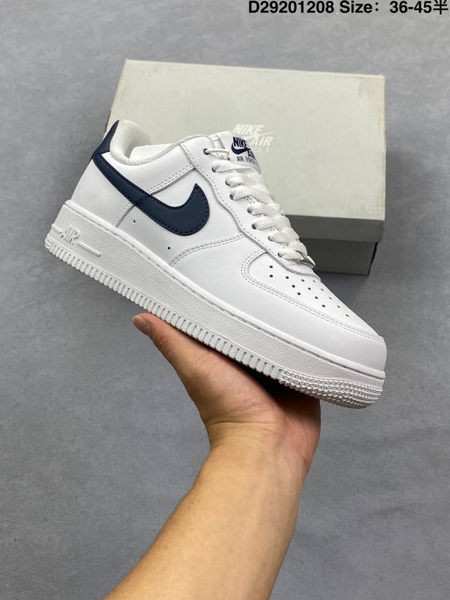 真标耐克Nike Air Force 1“07空军一号低帮百搭休闲运动板鞋。柔软、弹性十足的缓震性能和出色的中底设计，横跨复古与现代的外型结合，造就出风靡全球三