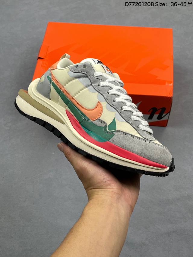 Sacai X Nk Vaporwaffle 重磅联名 重磅联名合作款 #鞋款由pegasus与Vaporfly两款鞋型的设计元素共同构建 鞋身材质由翻毛皮和透