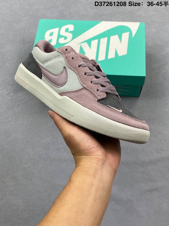 Nike Sb Force 58 耐克 低帮休闲板鞋 是一款将前沿创新带入街头的单品 它具有硫化杯底 具有出色的耐用性和灵活性 使用帆布和绒面革 在饰面上放置通