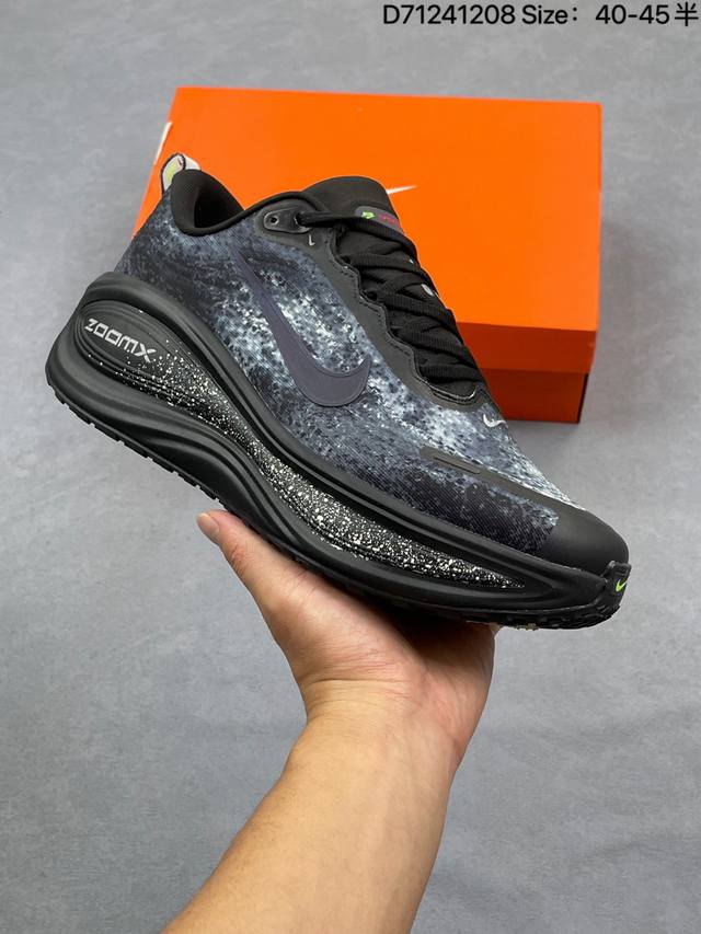 耐克Nike Vomero plus 耐克 舒适减震防滑 低帮跑步鞋全掌Reactx泡绵中底 前掌和后跟还配备了Air Zoom气垫单元 据说跑起来更快更舒适哦