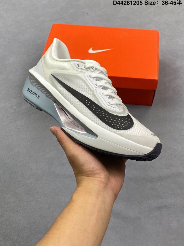 Nike耐克 Zoom Fly 6 马拉松运动缓震跑步鞋！ 保留经典马拉松鞋款造型双层材质鞋面飞线编织 网纱附面 兼顾包裹感以及透气性带来最佳的专业级跑鞋体验！