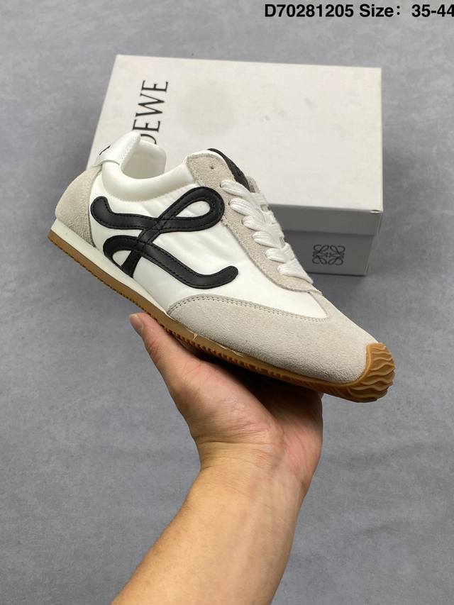 新品公司级 Loewe 罗意威 Ballet Runner 皮革 简约圆头 系带 低帮板鞋 运动休闲鞋这双鞋是Loewe新发布的Ballet Runner 2.