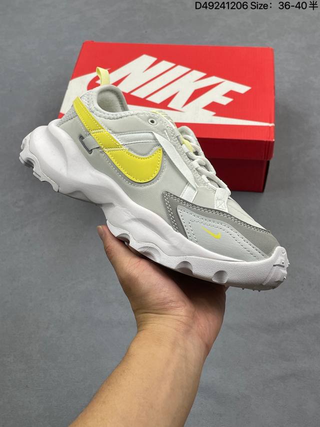 W Nike Tc 7900 新款老爹鞋 注入非凡时尚气息 塑就高雅外观 耐穿合成材质搭配柔软丝绒 该鞋款保留了挚爱的加垫鞋口 柔软泡绵缓震配置 和抓附力十足的