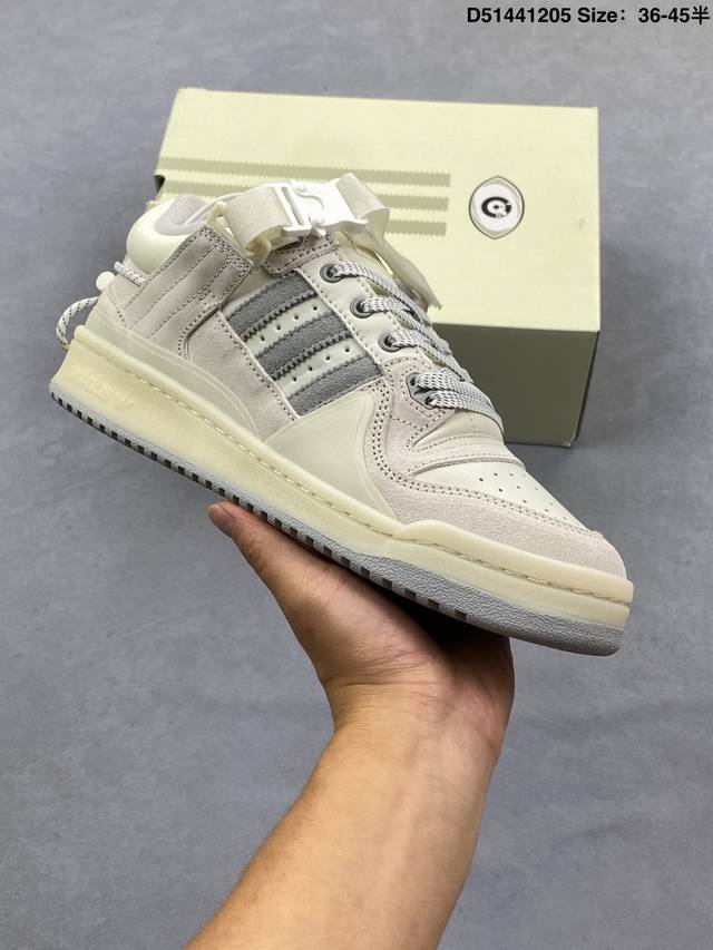 阿迪达斯 T 头鞋 系列Bad Bunny X Adidas Gazelle Indoor德训鞋 潮运动板鞋。Badbunny与Adidas再度联名，推出全新G