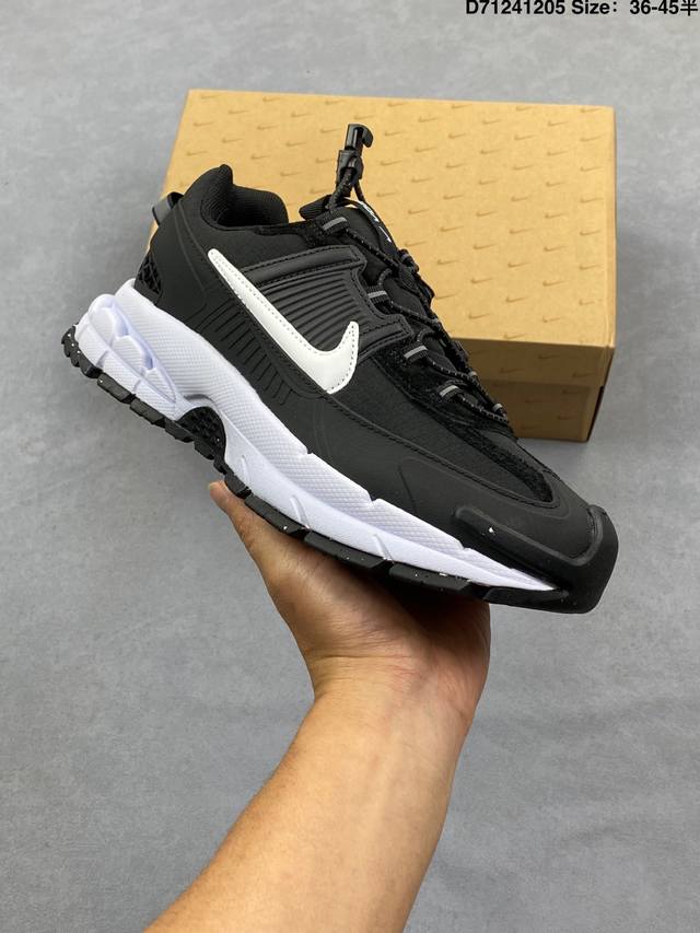 耐克 Nike Zoom Vomero Roam 马拉松复古跑五代休闲运动慢跑鞋采用环保纤维革饰片组合网眼布鞋面材质 升级正确后跟Tpu加固 耐弯折热塑框架支撑