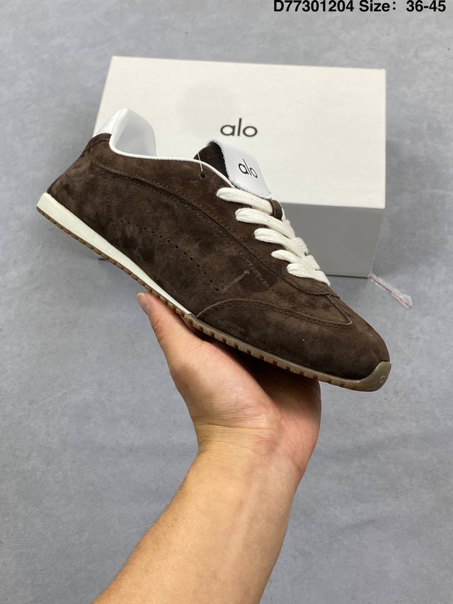 Alo Sunset Sneaker 新款德训鞋 Alo真的太会了，氛围感在线，松弛又温柔的运动风，日常出门、溜娃、健身都是不二的选择，舒适又很有气质，细腻质感