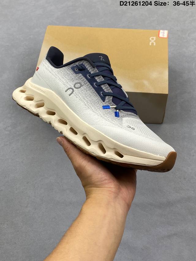 Loewe 罗意威 X On 昂跑全新合作系列运动鞋 时尚老爹鞋，品牌与瑞士高性能运动品牌On携手打造的此系列作品专为城市与户外生活而设，充分彰显蕴含可持续理念