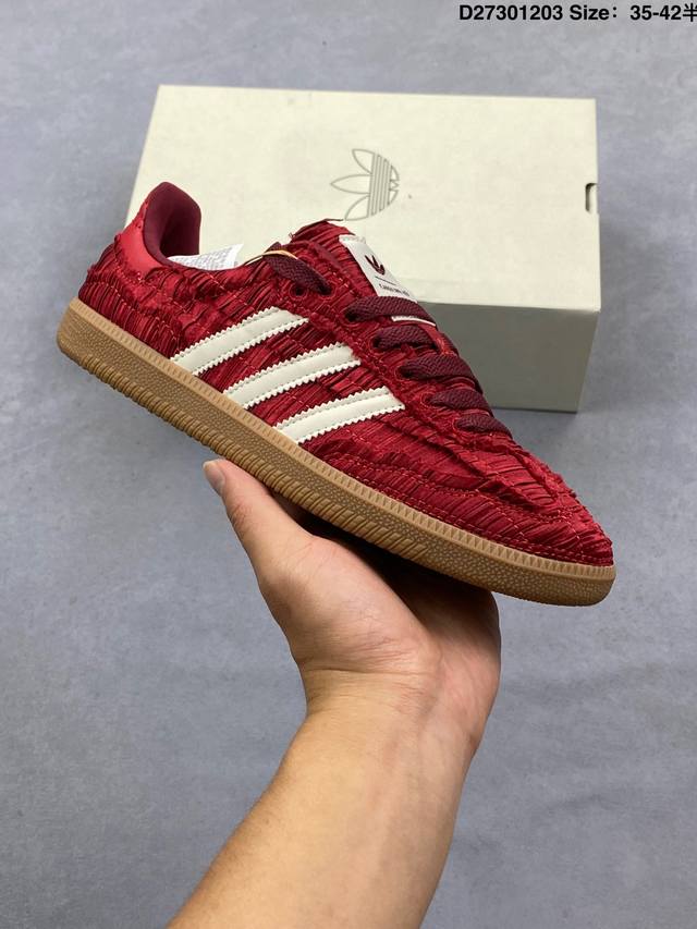 Adidas Originals Gazelle Indoor 三叶草复古防滑耐磨低帮板鞋 鞋款采用柔软的绒面革和耐用的皮革衬里融合在橡胶外底上 货号：Jp12