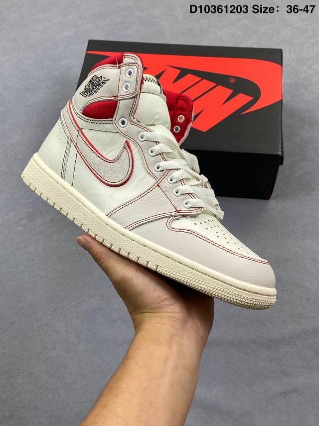 耐克 Nike Air Jordan 1 Retro High Og 乔丹一代Aj1 乔1 Aj1 高帮篮球鞋复刻运动鞋 皮面高帮板鞋的设计灵感源自运动夹克，带