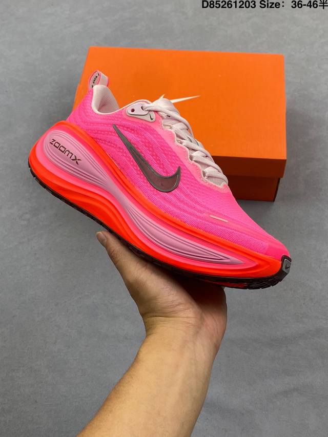 真标：Nike Vomero plus 耐克 舒适减震防滑 低帮跑步鞋 全掌Reactx泡绵中底 前掌和后跟还配备了Air Zoom气垫单元 据说跑起来更快更舒